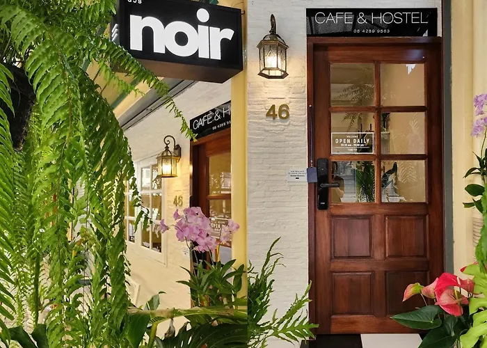 Noir Cafe And Chinatown *
